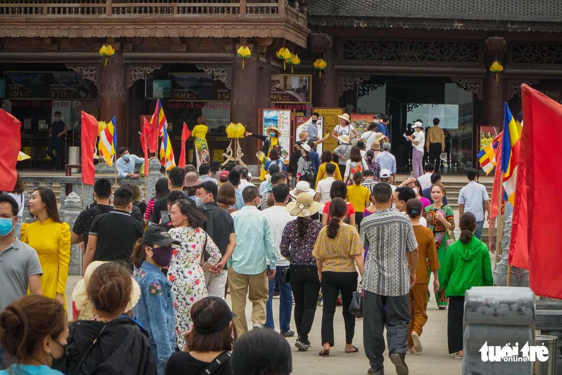 Bất chấp cảnh báo, nhiều người vào chùa Tam Chúc vẫn không đeo khẩu trang - Ảnh 2.