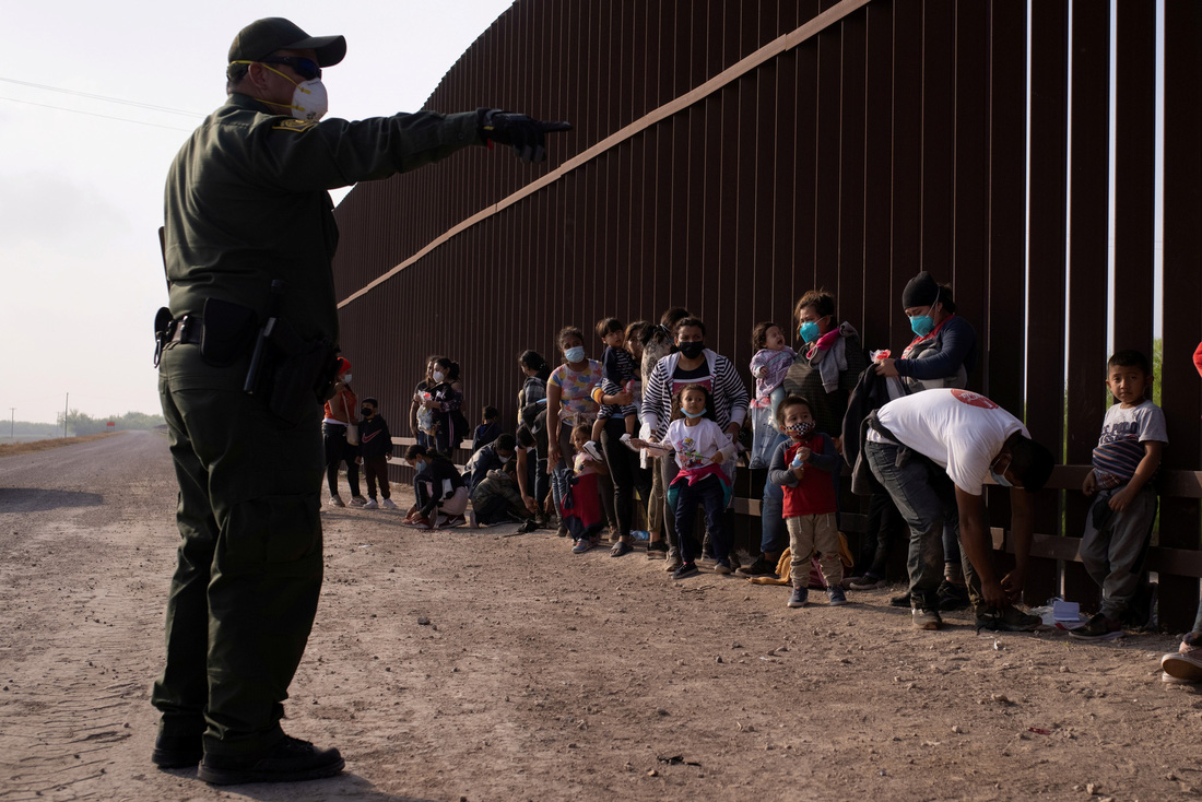 Khủng hoảng nhập cư lậu, quan chức Nhà Trắng nói Mỹ sẽ ‘mạnh tay hơn’ - Ảnh 1.