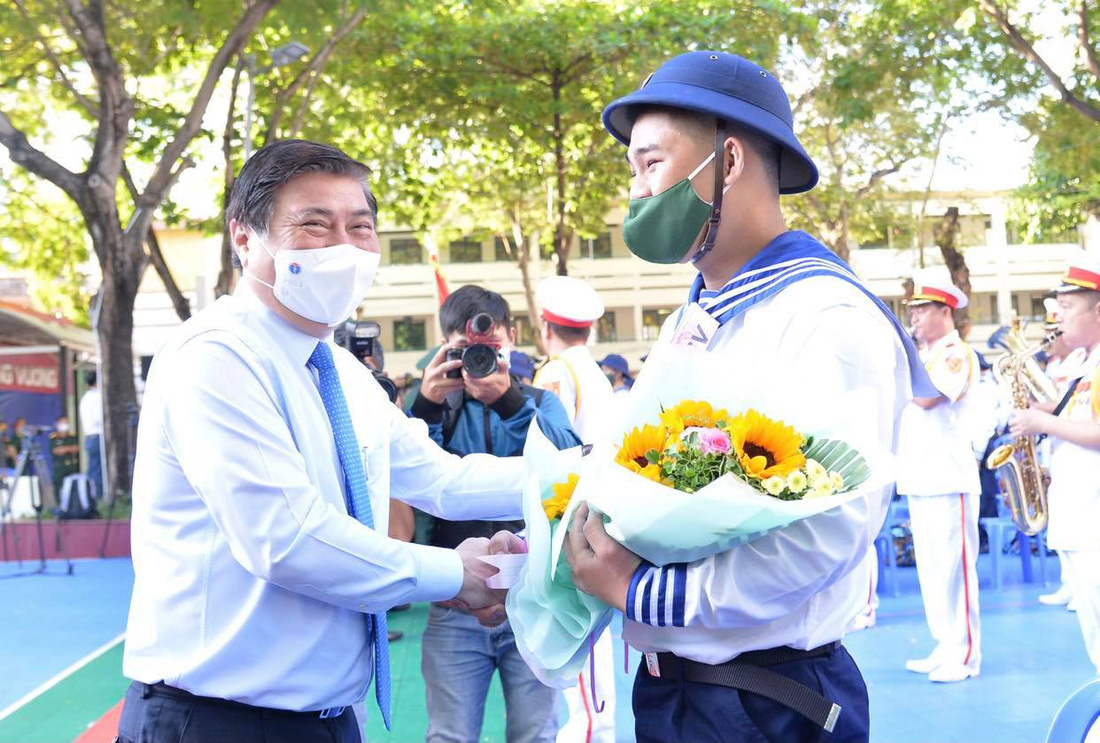 Tạm biệt ba mẹ, chúng con lên đường nhập ngũ - Ảnh 2.