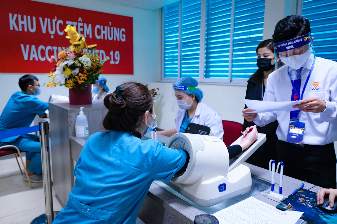 Bệnh viện đầu tiên tại Hà Nội tiêm vắc xin COVID-19 cho 30 người - Ảnh 2.