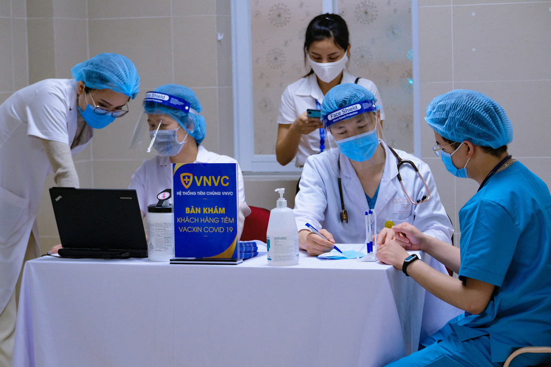 Bệnh viện đầu tiên tại Hà Nội tiêm vắc xin COVID-19 cho 30 người - Ảnh 3.