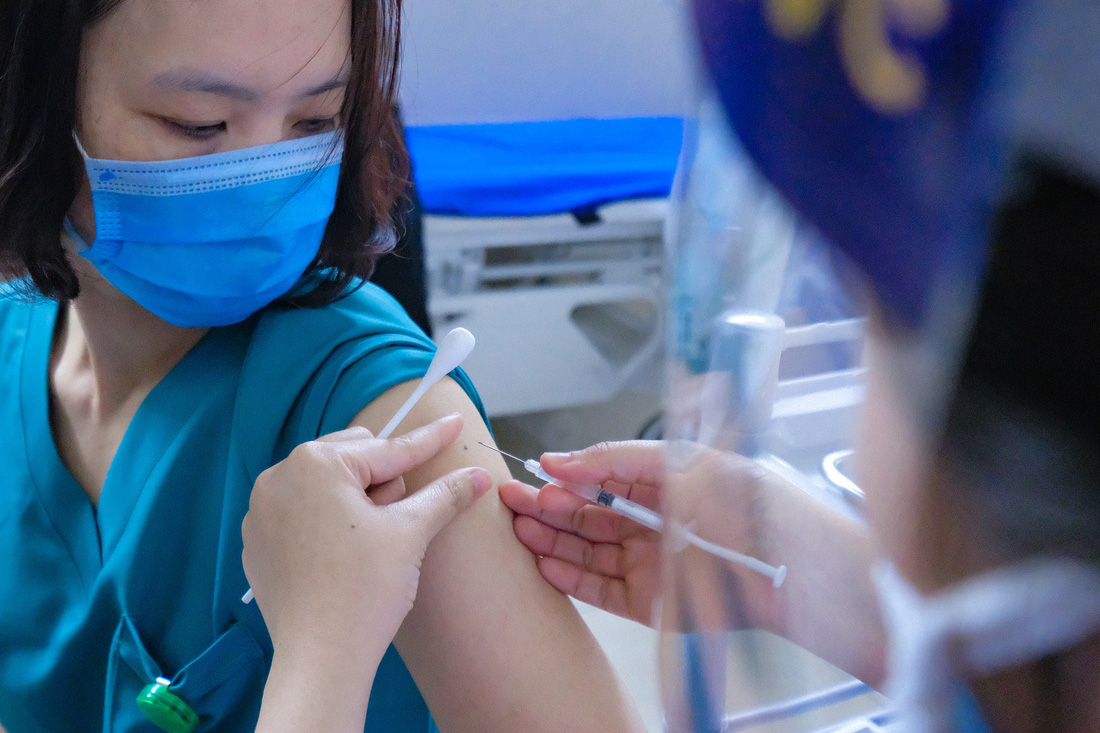 Bệnh viện đầu tiên tại Hà Nội tiêm vắc xin COVID-19 cho 30 người - Ảnh 6.