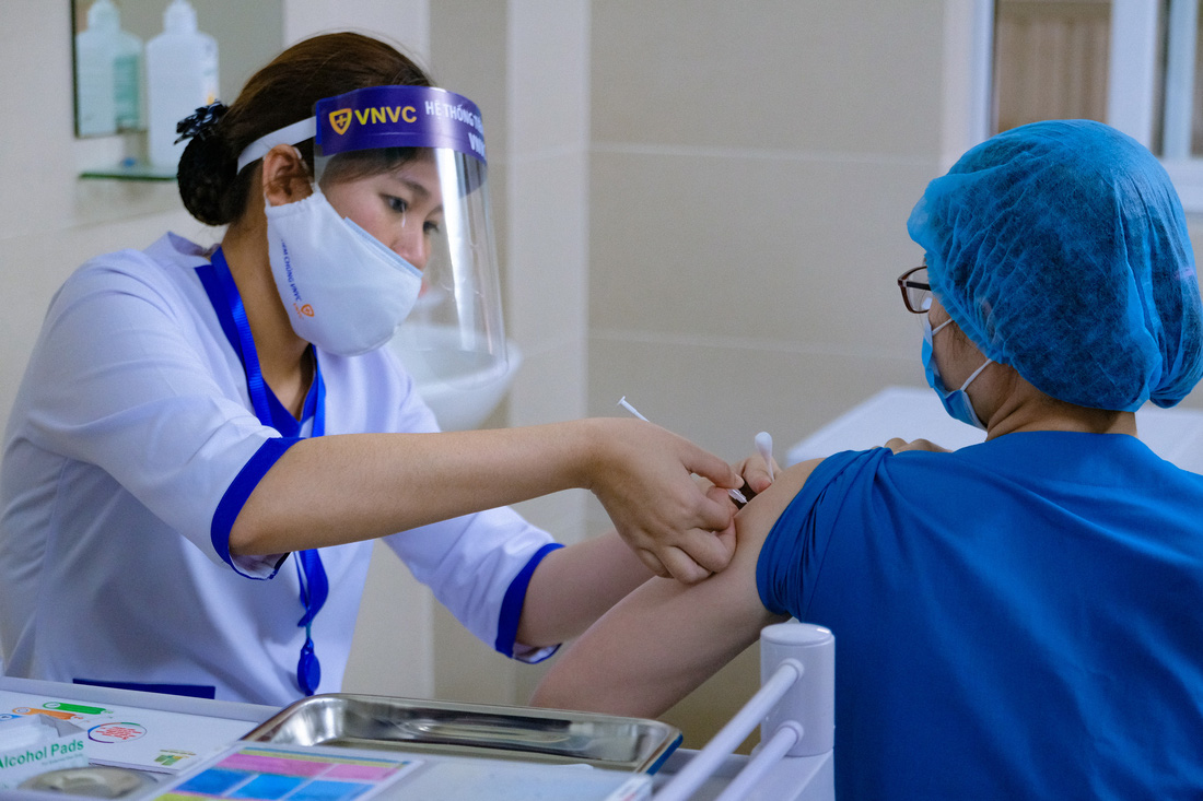 Bệnh viện đầu tiên tại Hà Nội tiêm vắc xin COVID-19 cho 30 người - Ảnh 7.