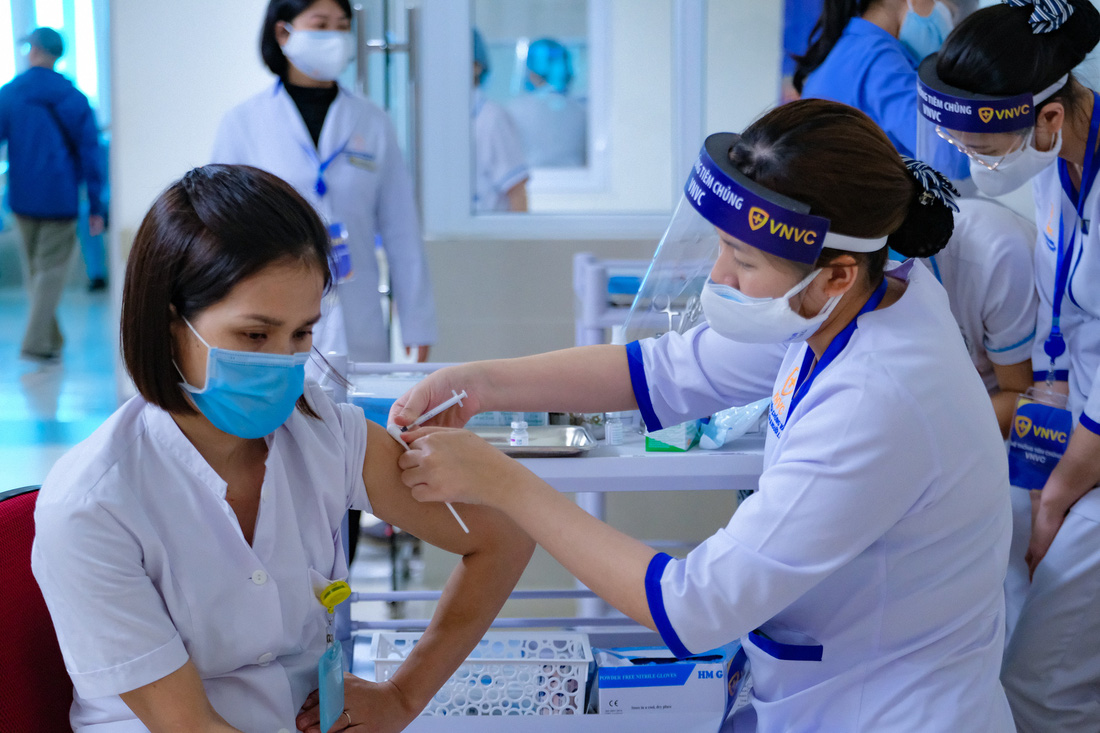 Bệnh viện đầu tiên tại Hà Nội tiêm vắc xin COVID-19 cho 30 người - Ảnh 1.