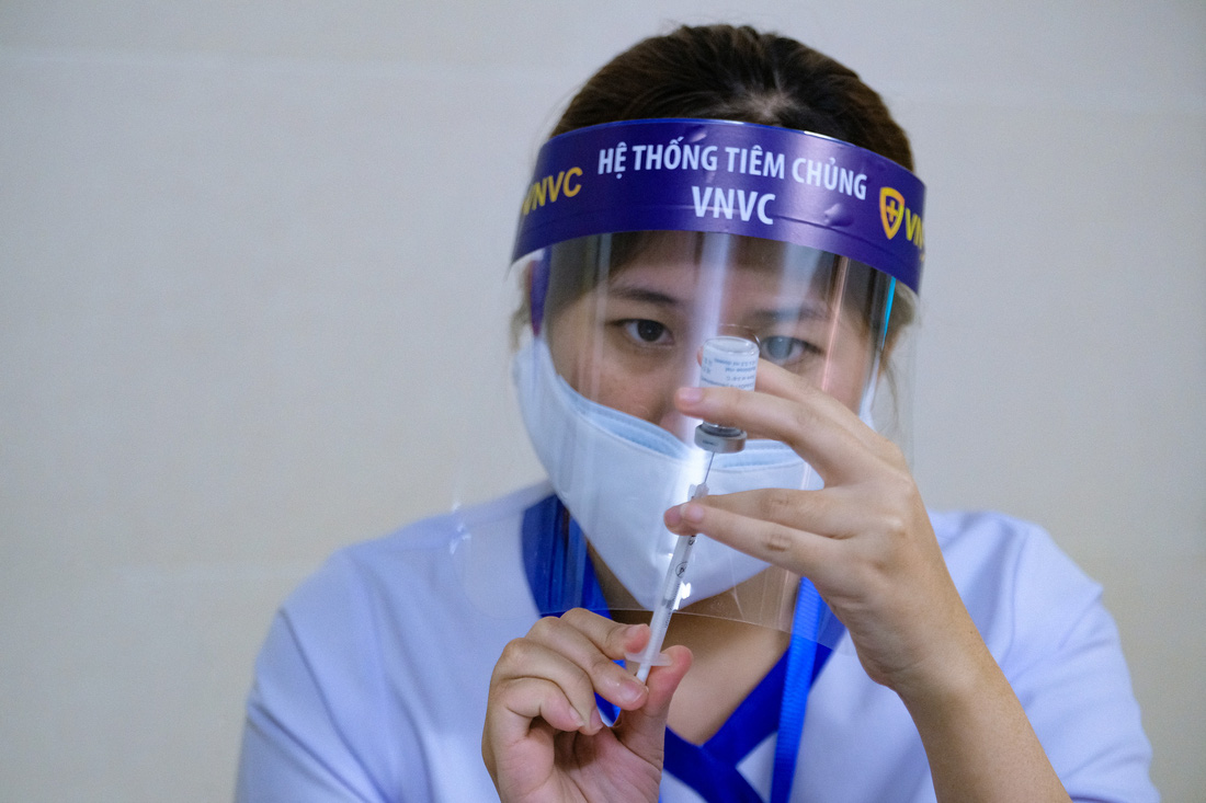 Bệnh viện đầu tiên tại Hà Nội tiêm vắc xin COVID-19 cho 30 người - Ảnh 5.