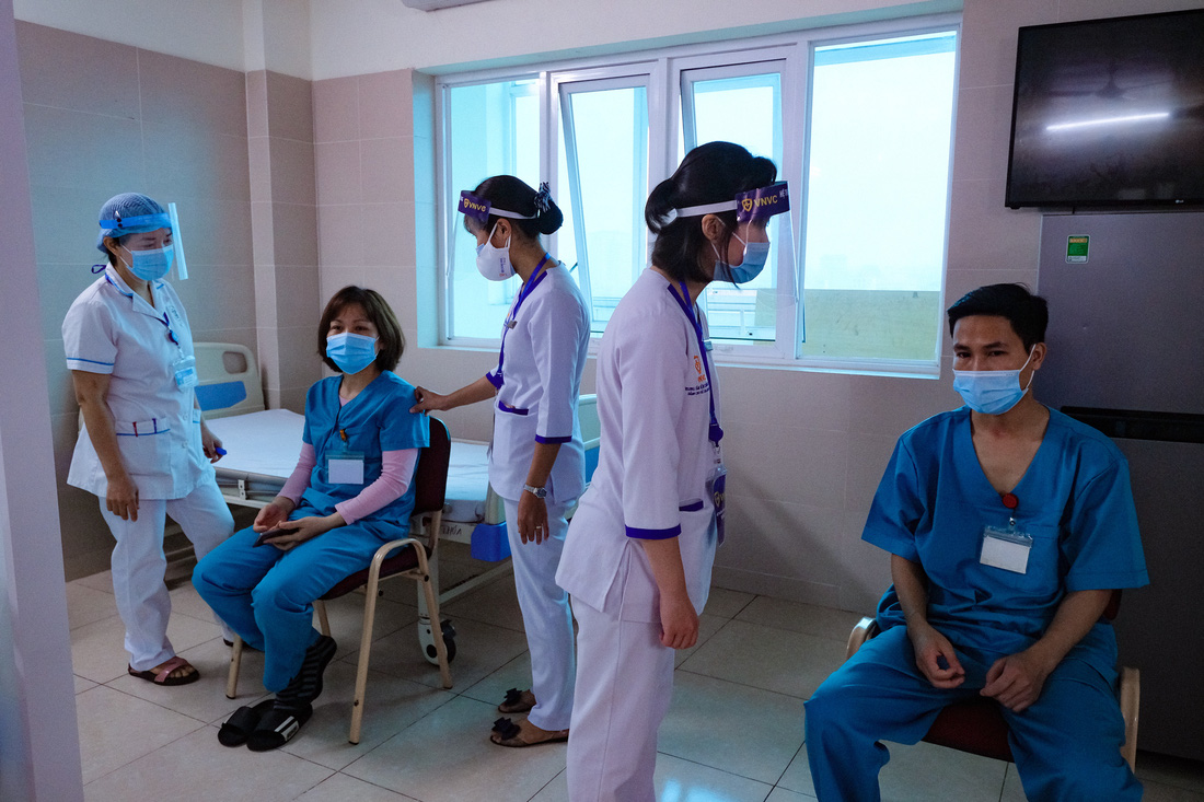Bệnh viện đầu tiên tại Hà Nội tiêm vắc xin COVID-19 cho 30 người - Ảnh 8.