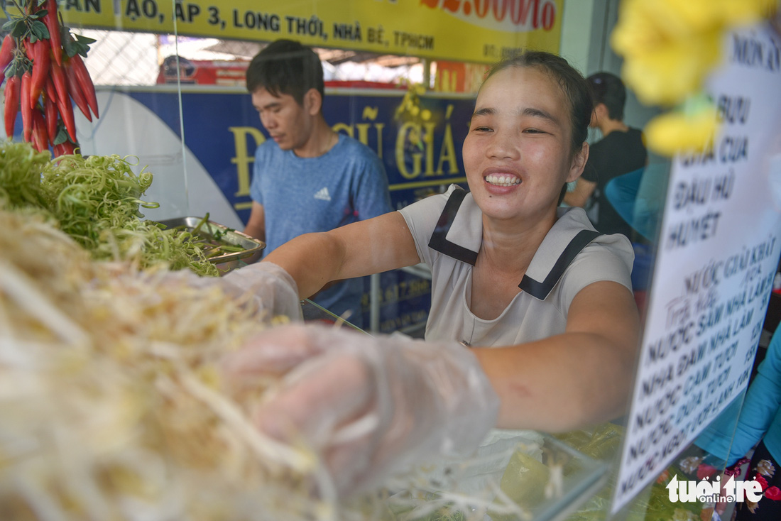 Quán bún riêu của mẹ bầu: Nếu khó khăn xin mời vào - Ảnh 2.