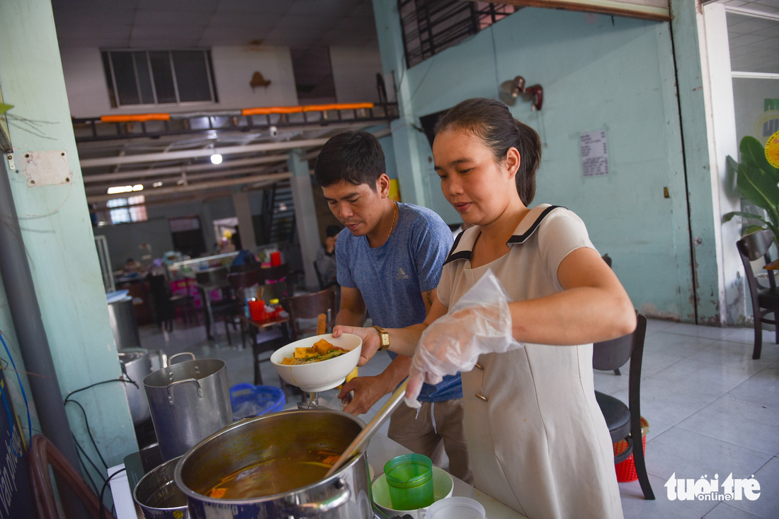 Quán bún riêu của mẹ bầu: Nếu khó khăn xin mời vào - Ảnh 3.