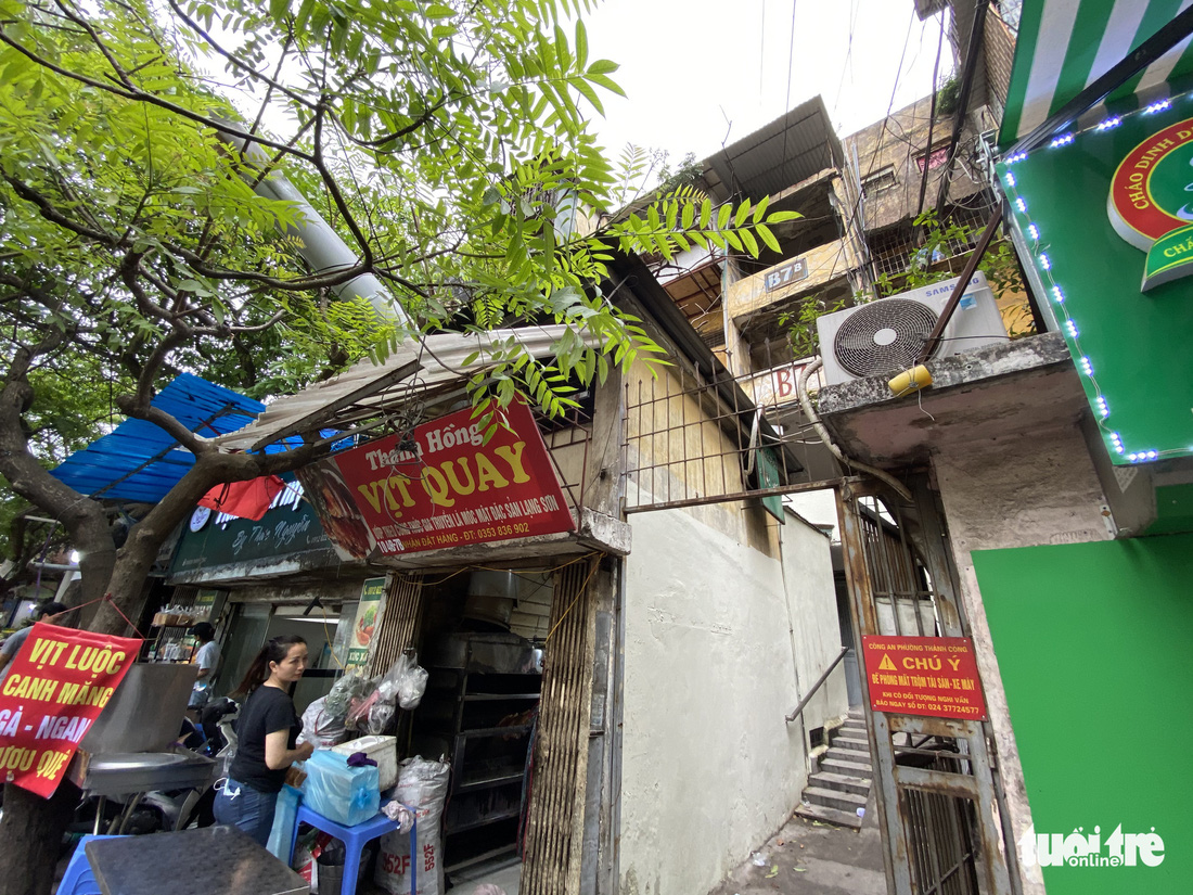 Khó tin nổi trước hình ảnh những chung cư quá nguy hiểm ở Hà Nội - Ảnh 10.