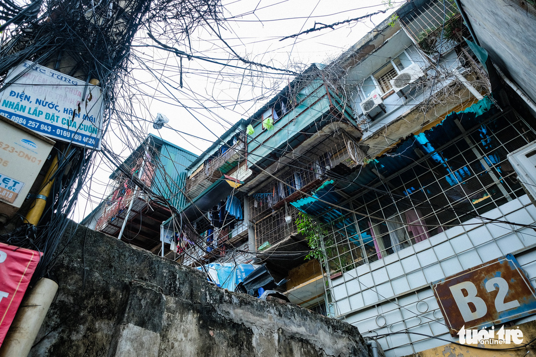 Khó tin nổi trước hình ảnh những chung cư quá nguy hiểm ở Hà Nội - Ảnh 5.
