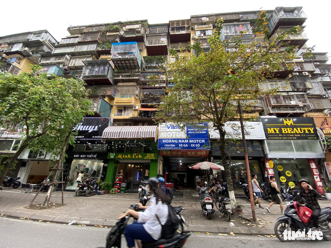 Khó tin nổi trước hình ảnh những chung cư quá nguy hiểm ở Hà Nội - Ảnh 11.