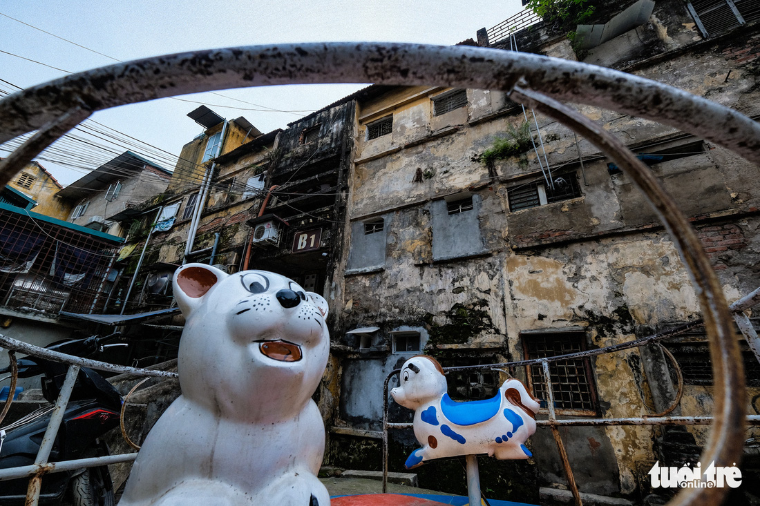 Khó tin nổi trước hình ảnh những chung cư quá nguy hiểm ở Hà Nội - Ảnh 1.