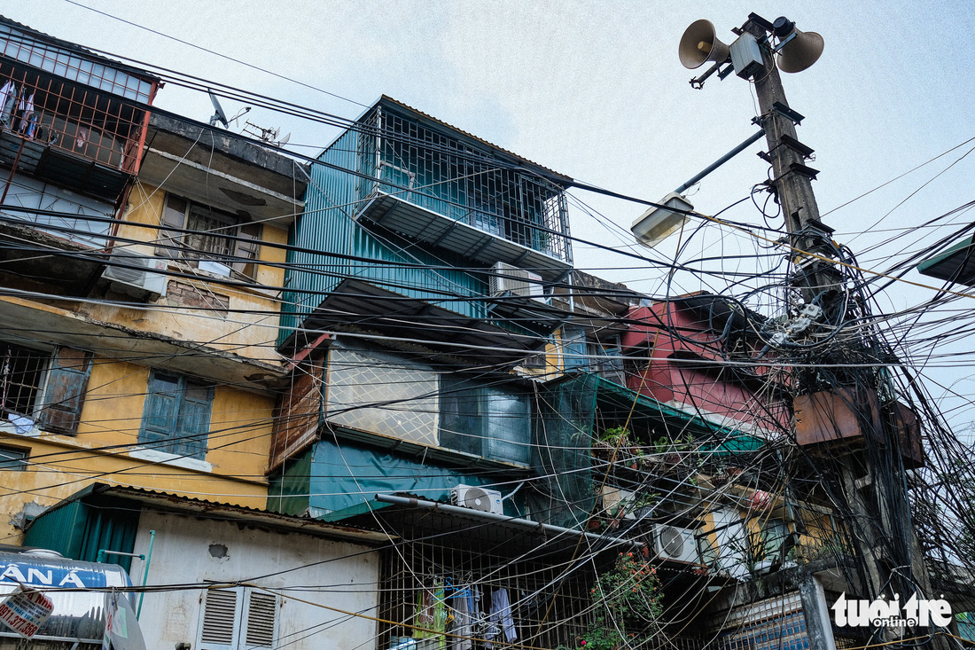 Khó tin nổi trước hình ảnh những chung cư quá nguy hiểm ở Hà Nội - Ảnh 6.