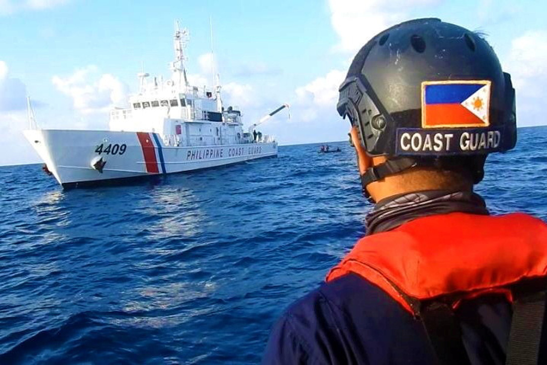 Philippines công bố hình ảnh áp sát tàu Trung Quốc tại đá Ba Đầu - Ảnh 4.