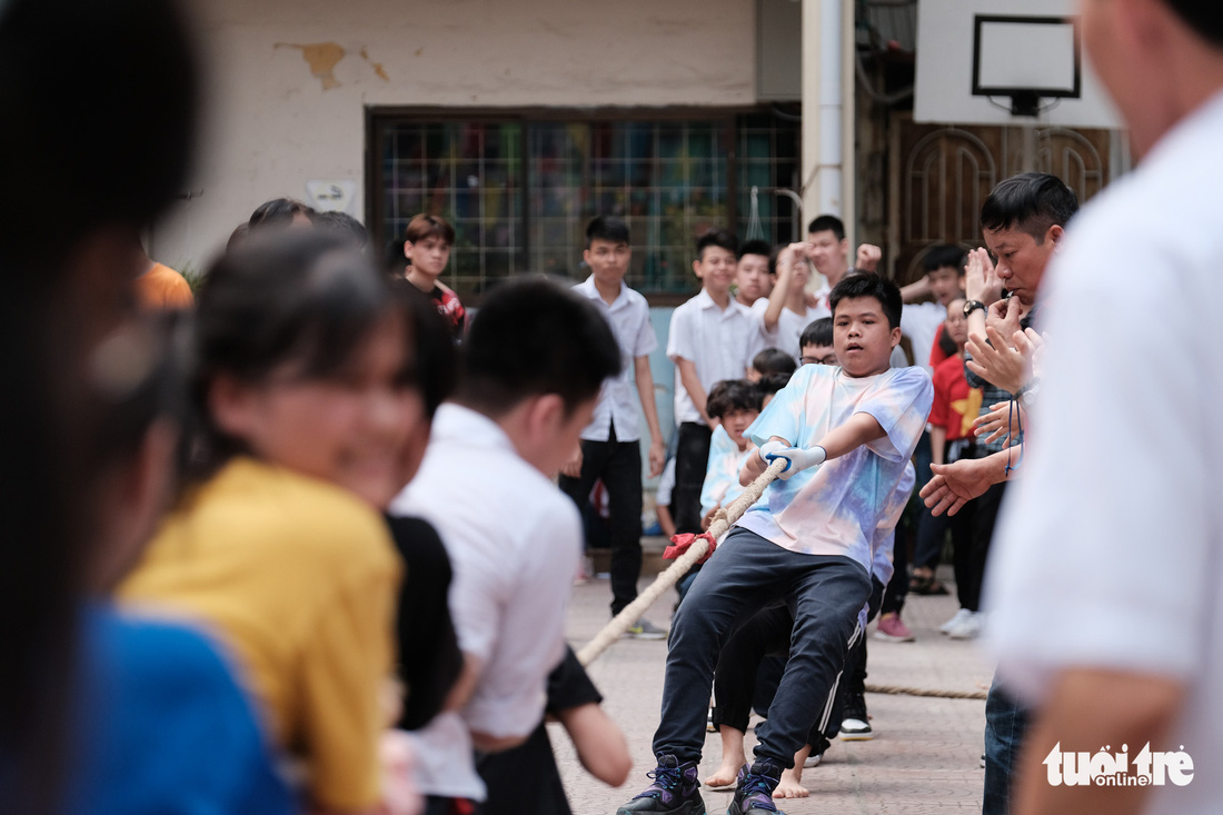 Ngày vui của những đứa trẻ ăn mừng trong im lặng - Ảnh 2.