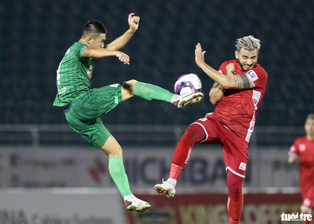 Cầu thủ CLB Sài Gòn vung tay quá trán trả đũa và rời sân sau 9 phút thi đấu - Ảnh 6.