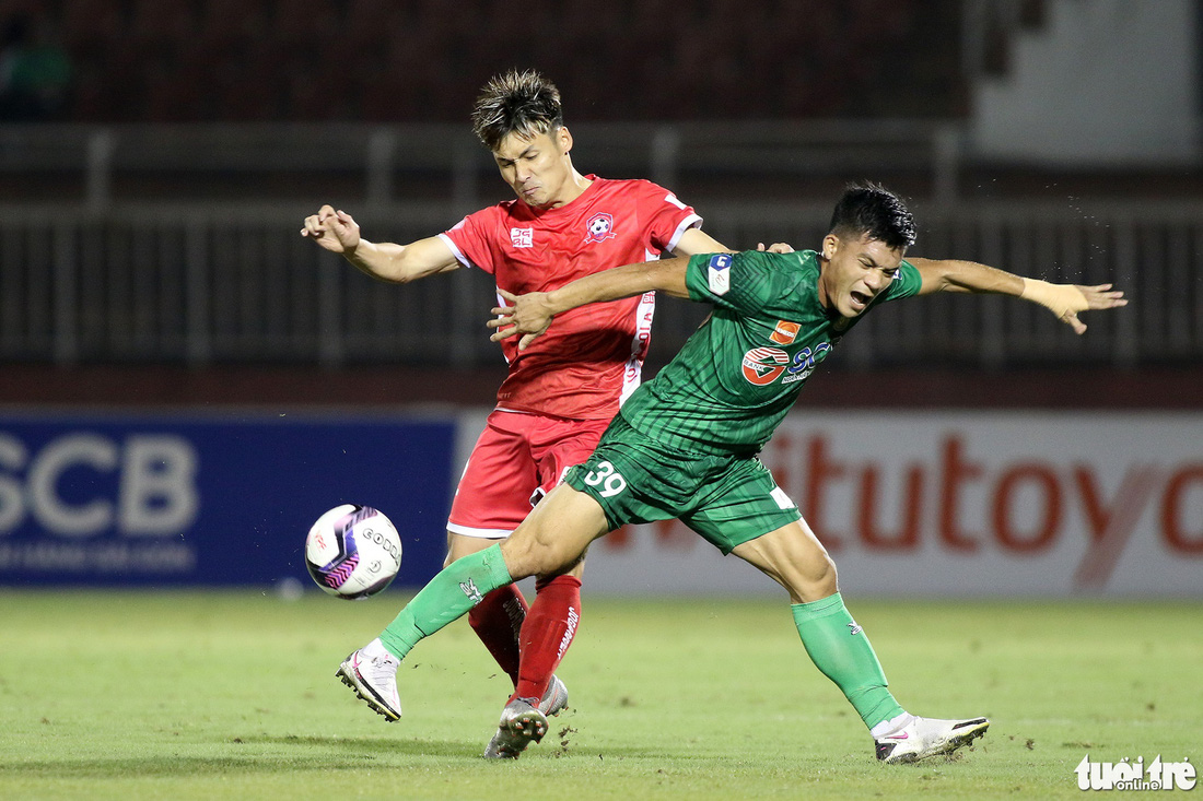 Cầu thủ CLB Sài Gòn vung tay quá trán trả đũa và rời sân sau 9 phút thi đấu - Ảnh 4.