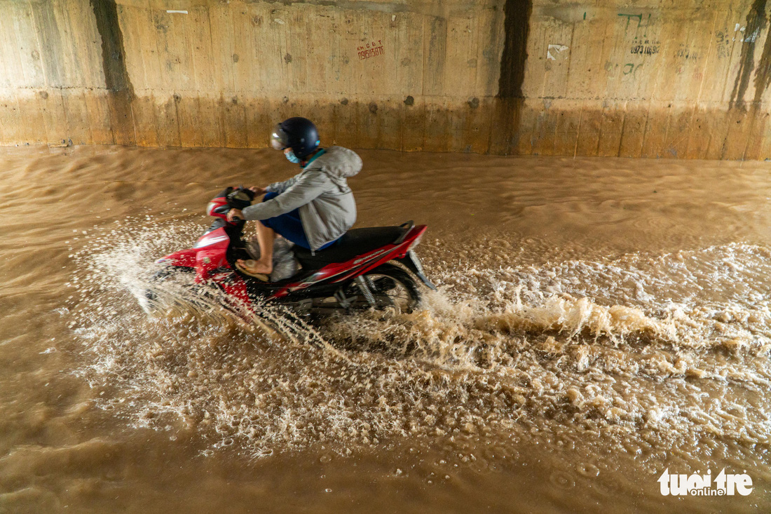 Hà Nội nhiều nơi ngập lênh láng sau mưa - Ảnh 4.