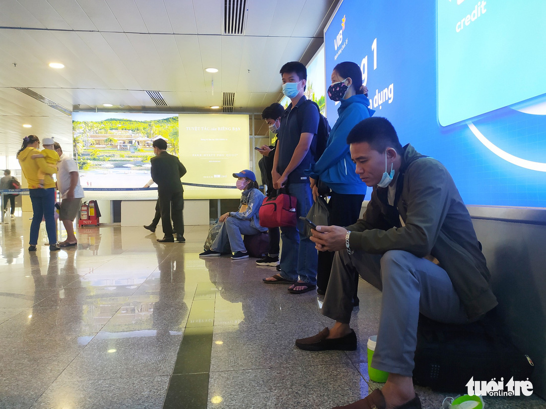 Hàng ngàn khách chen chúc chờ soi chiếu ở sân bay Tân Sơn Nhất - Ảnh 13.