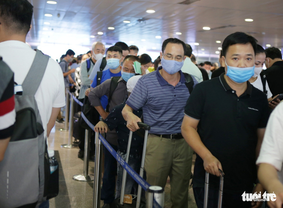 Hàng ngàn khách chen chúc chờ soi chiếu ở sân bay Tân Sơn Nhất - Ảnh 14.
