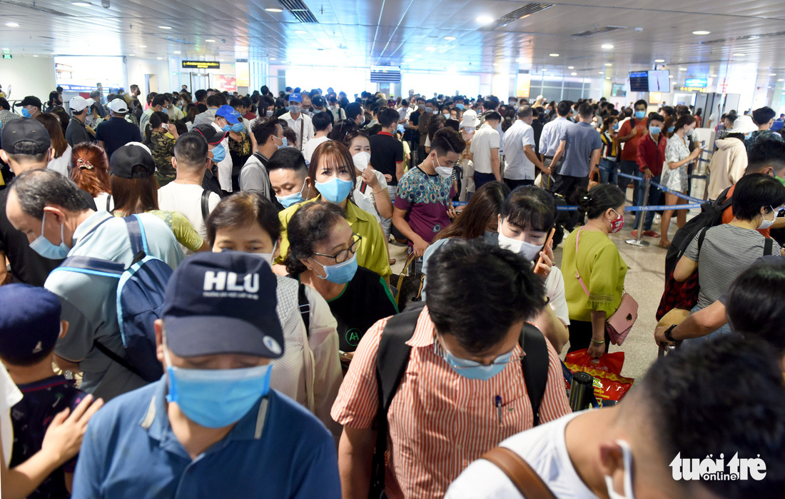 Hàng ngàn khách chen chúc chờ soi chiếu ở sân bay Tân Sơn Nhất - Ảnh 6.