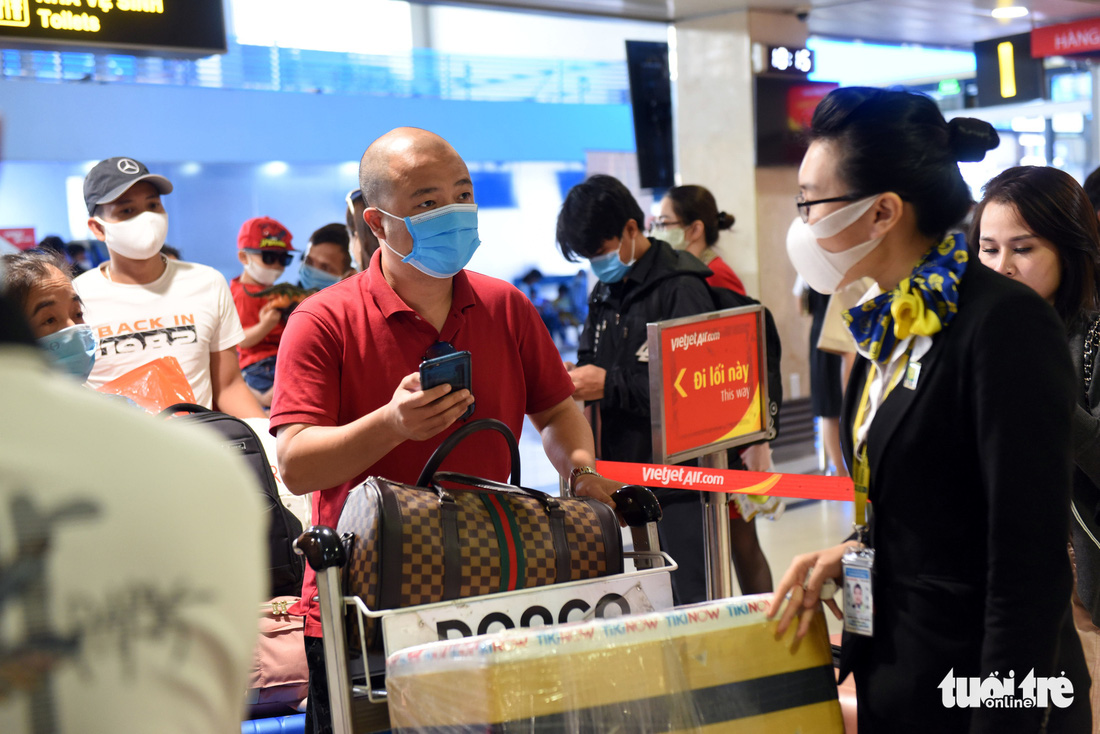 Hàng ngàn khách chen chúc chờ soi chiếu ở sân bay Tân Sơn Nhất - Ảnh 3.