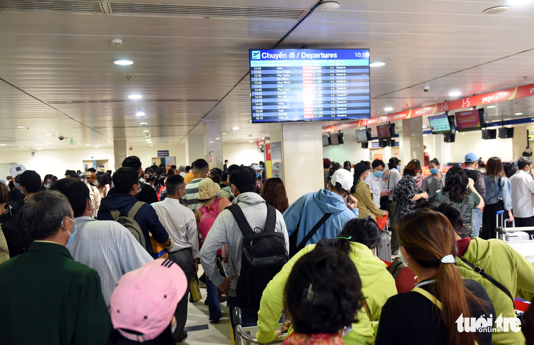 Hàng ngàn khách chen chúc chờ soi chiếu ở sân bay Tân Sơn Nhất - Ảnh 8.