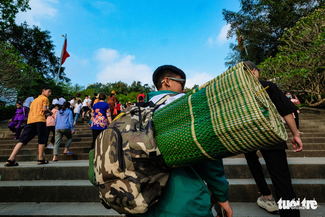 Trước ngày giỗ Tổ Hùng Vương, con dân Việt bắt đầu đổ về đền Hùng, Phú Thọ - Ảnh 8.
