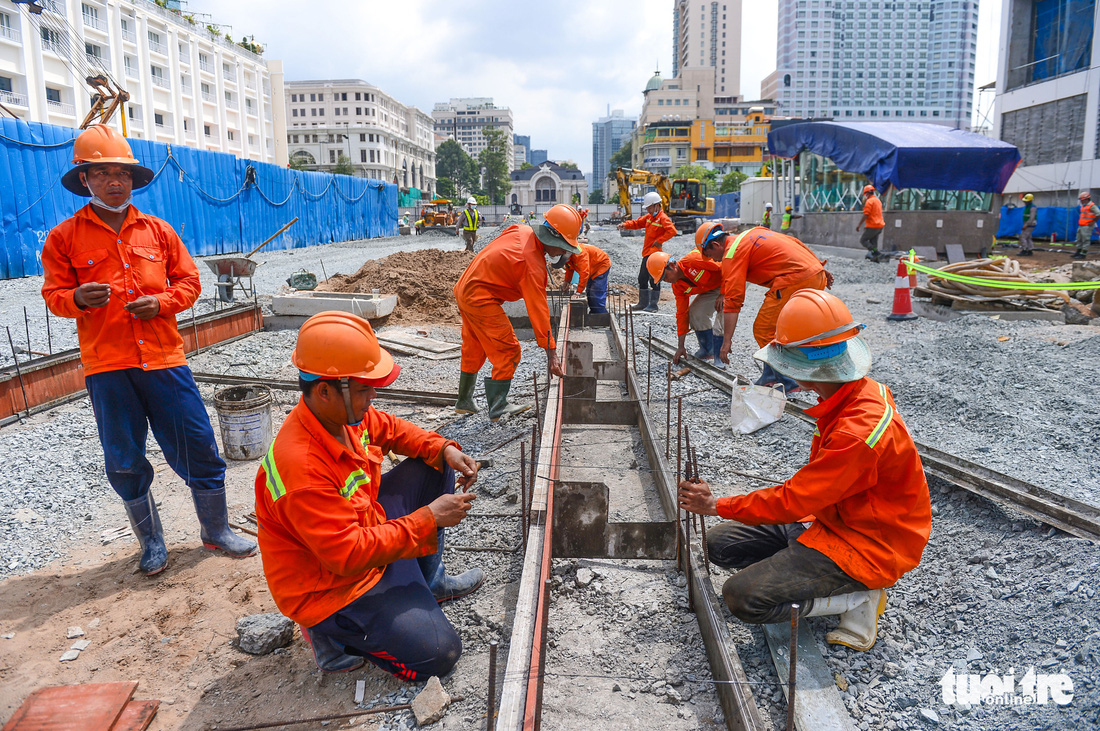 Hối hả thi công hoàn trả mặt đường Lê Lợi trước 30-4 sau 7 năm rào chắn - Ảnh 4.