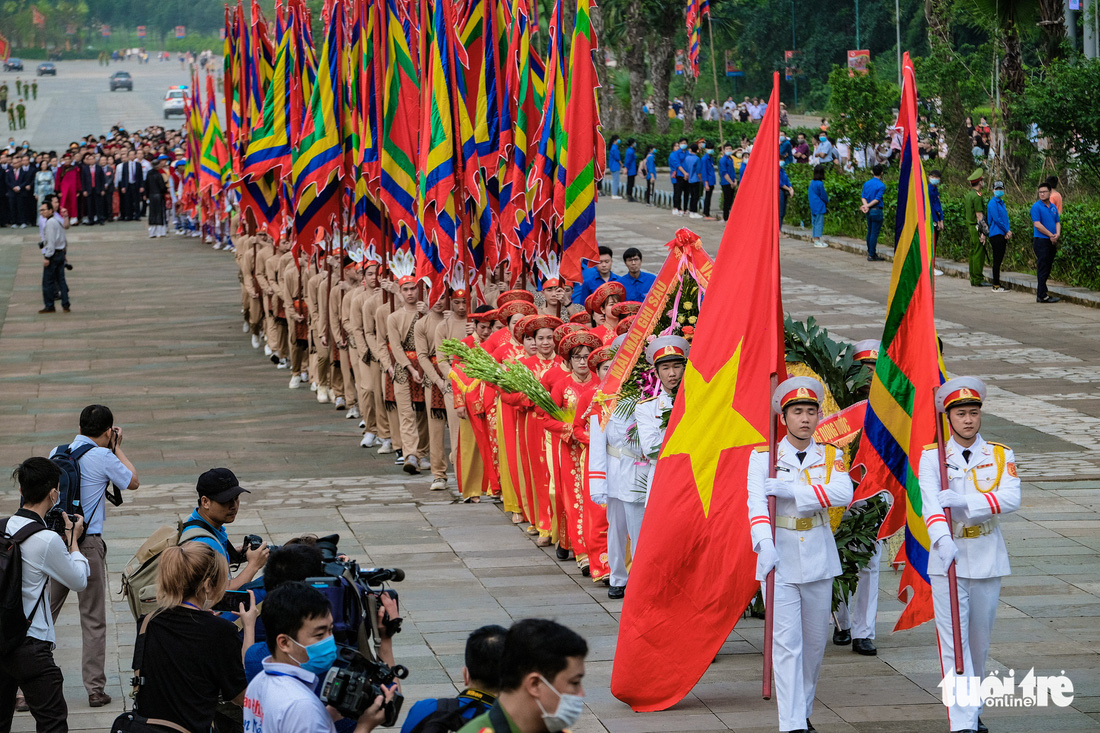 Chủ tịch nước Nguyễn Xuân Phúc dâng hương tưởng nhớ các Vua Hùng - Ảnh 3.