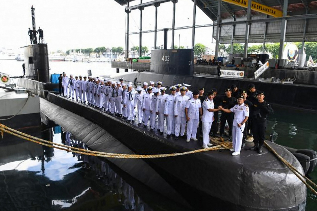 Indonesia điều tàu chiến tìm tàu ngầm mất tích, phát hiện vết dầu loang - Ảnh 6.