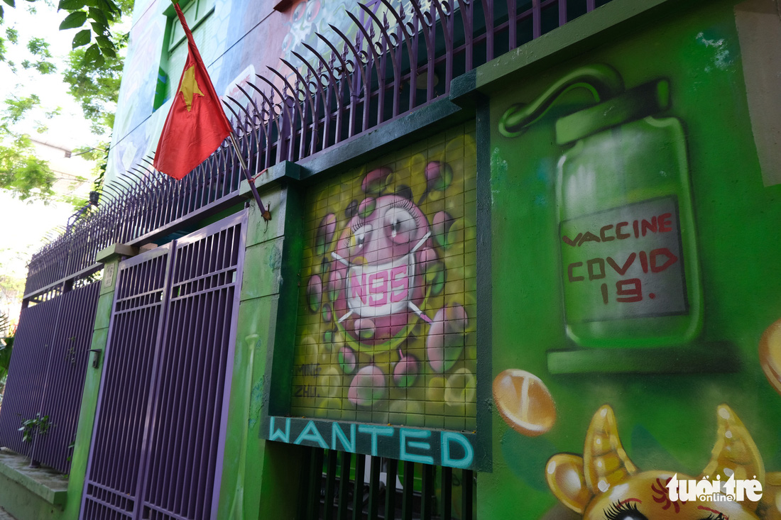 Biệt thự graffiti phòng chống COVID-19 ở Hà Nội khiến người đi qua khoái chí - Ảnh 1.