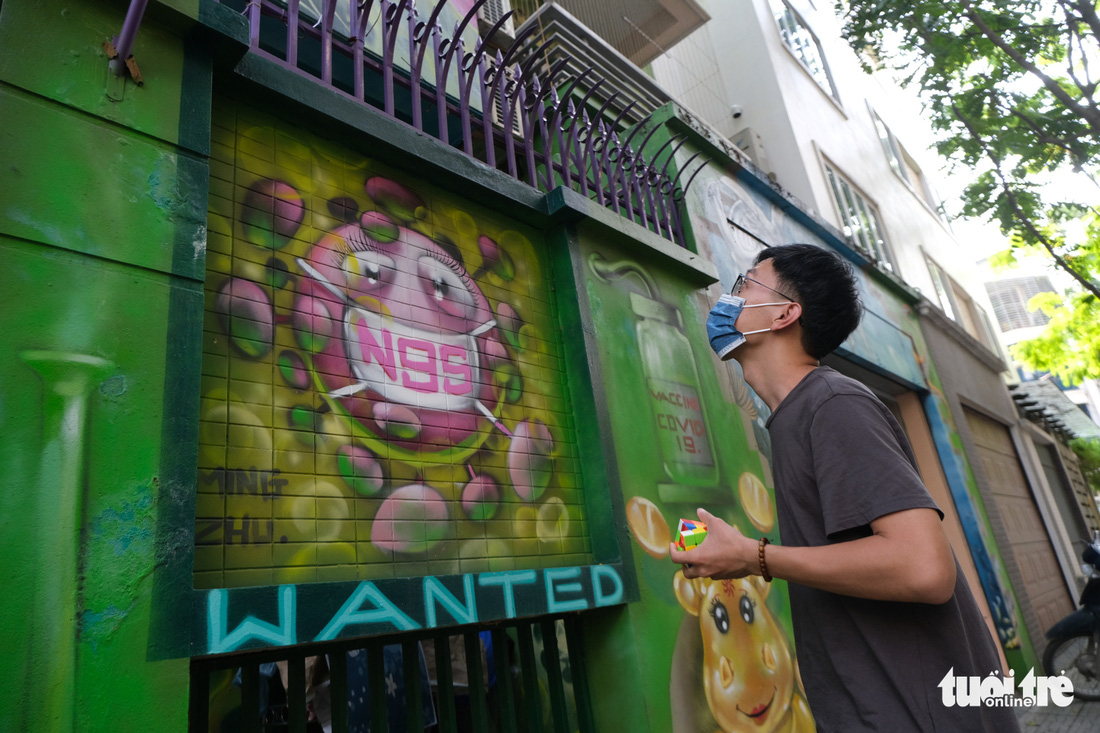 Biệt thự graffiti phòng chống COVID-19 ở Hà Nội khiến người đi qua khoái chí - Ảnh 7.