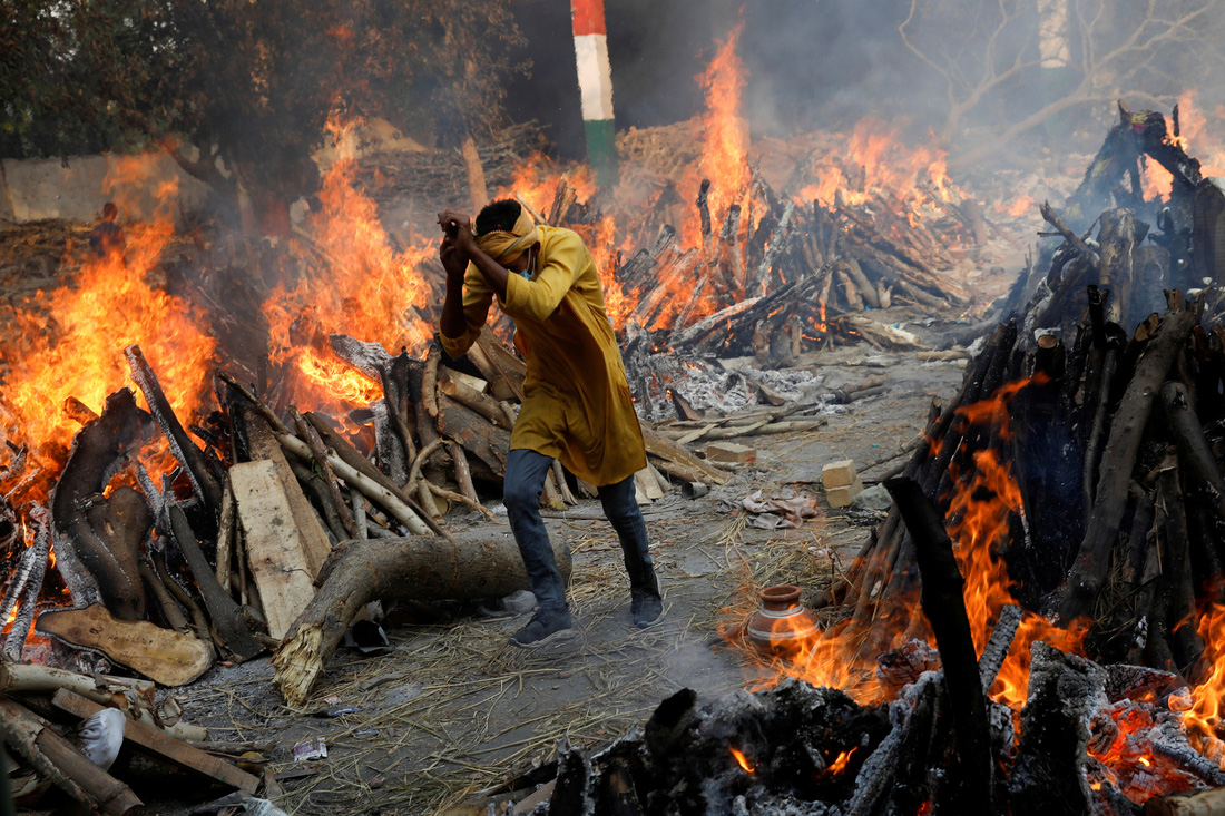 Lửa hỏa táng, chết chóc tiếp tục lan khắp Ấn Độ - Ảnh 1.