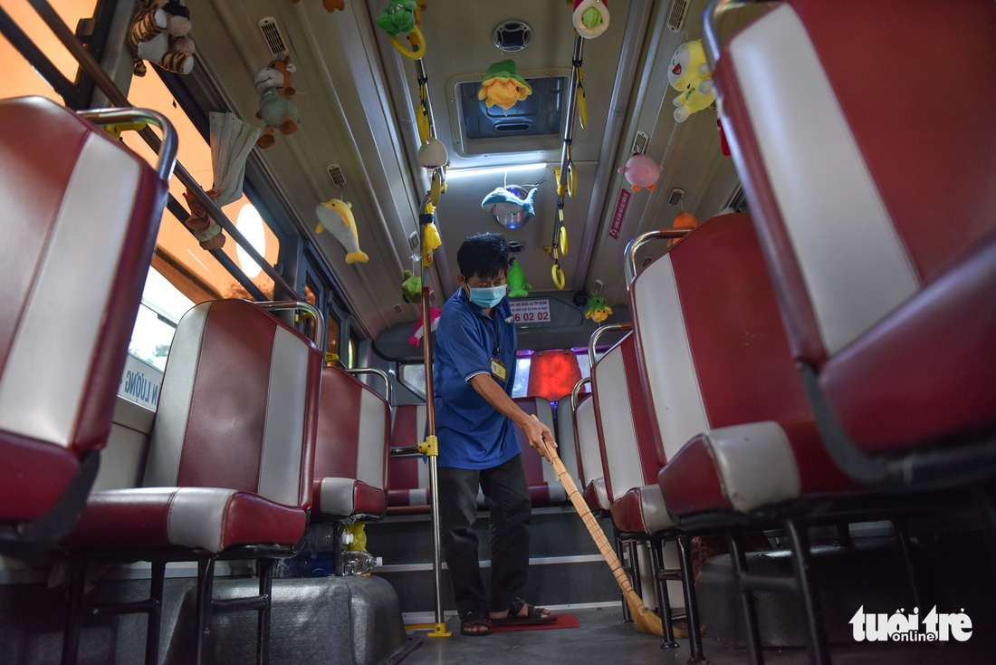 Xe buýt treo đầy thú bông đưa người Sài Gòn về với tuổi thơ - Ảnh 8.