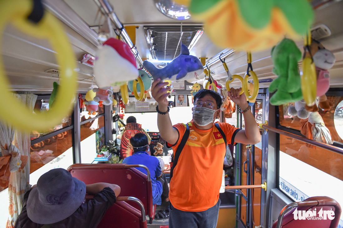 Xe buýt treo đầy thú bông đưa người Sài Gòn về với tuổi thơ - Ảnh 7.