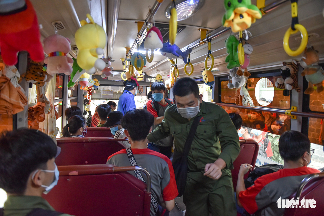 Xe buýt treo đầy thú bông đưa người Sài Gòn về với tuổi thơ - Ảnh 1.