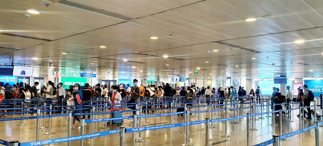Khách dồn vào buổi sáng, sân bay Tân Sơn Nhất lại ùn tắc - Ảnh 3.