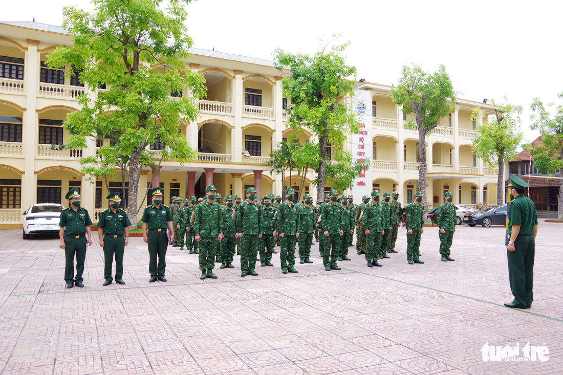 Bộ đội tăng quân lên biên giới Việt - Lào chống dịch COVID-19 - Ảnh 1.