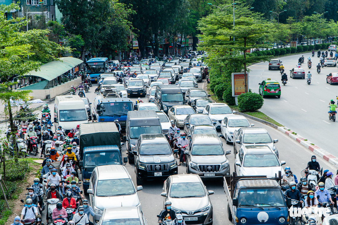 Nườm nượp người đổ về quê nghỉ lễ, xe cộ trên phố Hà Nội đứng hình từ 3 giờ chiều - Ảnh 2.