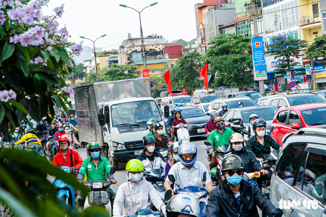 Nườm nượp người đổ về quê nghỉ lễ, xe cộ trên phố Hà Nội đứng hình từ 3 giờ chiều - Ảnh 3.