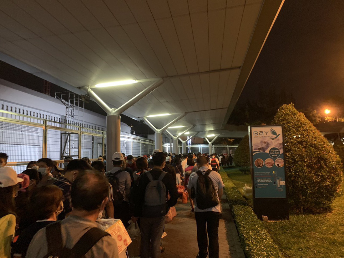 Khách dồn vào buổi sáng, sân bay Tân Sơn Nhất lại ùn tắc - Ảnh 2.