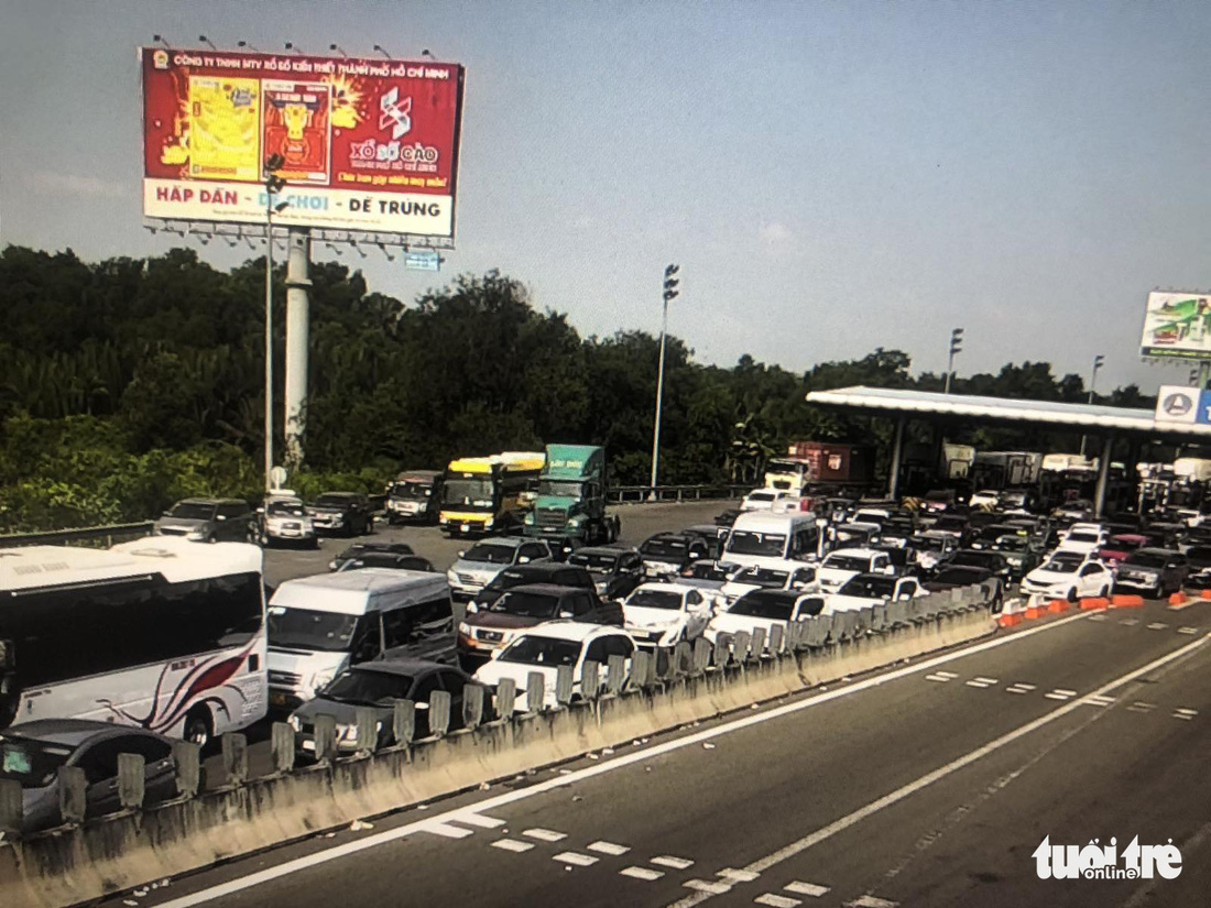 Người dân ùn ùn rời TP.HCM, cao tốc, xa lộ Hà Nội, quốc lộ 1 quá tải - Ảnh 2.