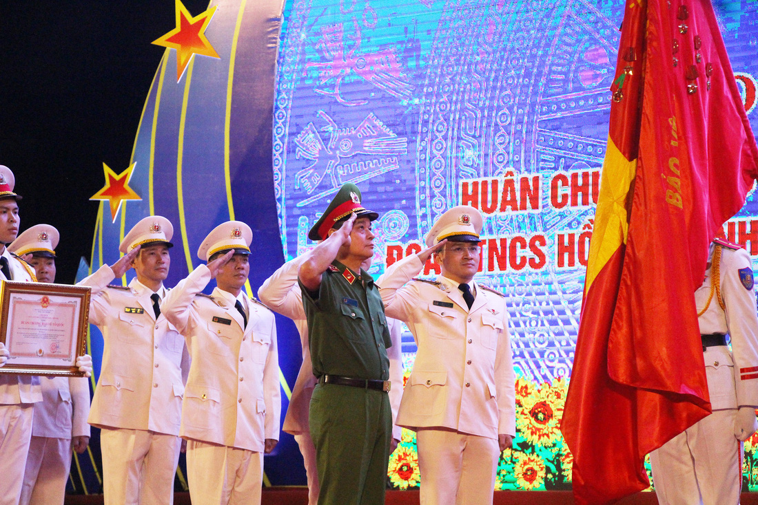 Tuổi trẻ cảnh sát cơ động đón nhận Huân chương Bảo vệ Tổ quốc hạng nhì - Ảnh 1.