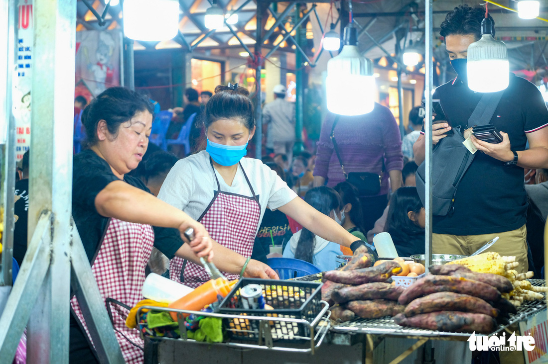 Thác người đổ về chợ đêm Đà Lạt, du khách hốt hoảng - Ảnh 6.