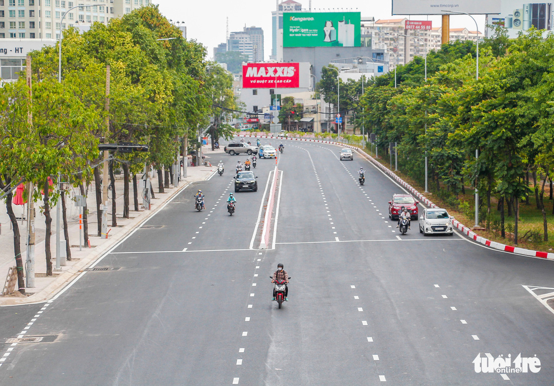 Ngã tư, đèn đỏ tại Sài Gòn thảnh thơi ngày 1-5-2021 - Ảnh 3.
