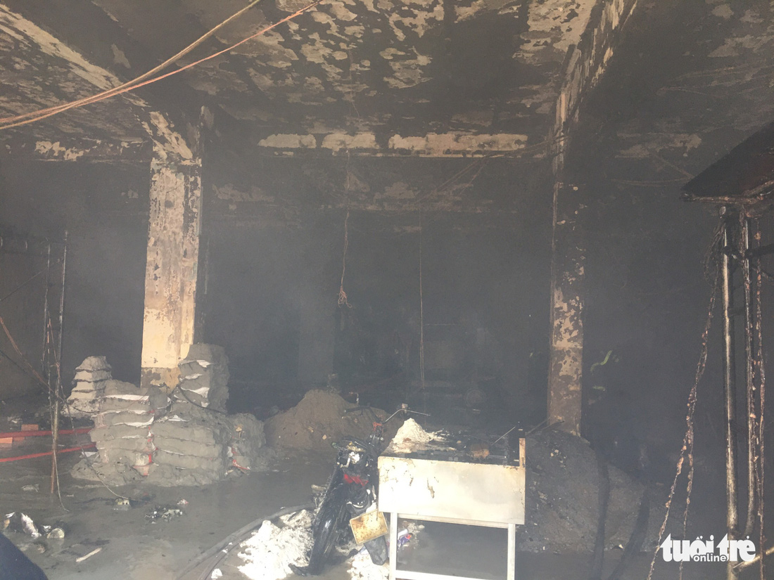 Cháy dãy nhà đang sửa chữa ở trung tâm quận 1, nhiều tài sản bị thiêu rụi - Ảnh 8.