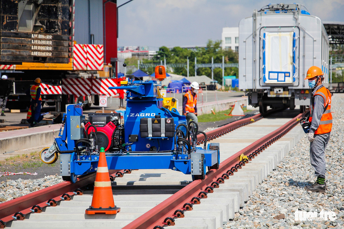 Thêm 3 toa tàu metro số 1 về depot Long Bình để chuẩn bị chạy thử nghiệm - Ảnh 4.