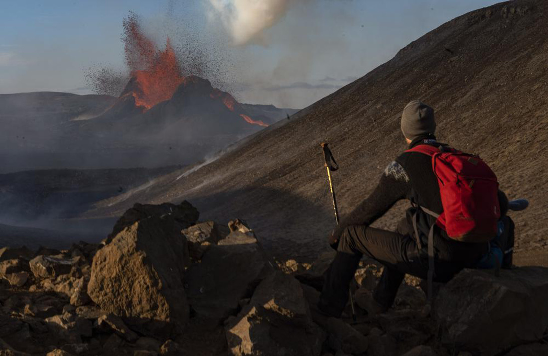 Ảnh núi lửa thức giấc sau 6.000 năm, phun dung nham đỏ rực - Ảnh 3.