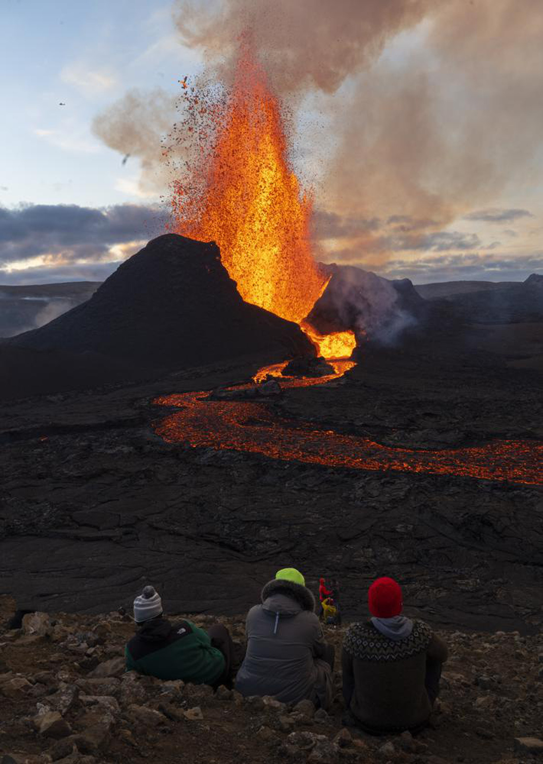 Ảnh núi lửa thức giấc sau 6.000 năm, phun dung nham đỏ rực - Ảnh 4.